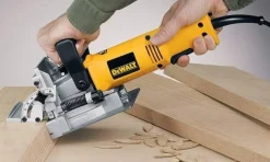 Ranhuradora Dewalt DW682K-QS