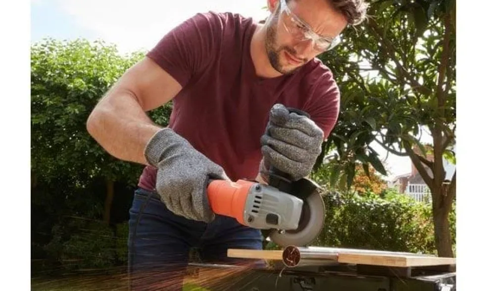 Rebarbadora 115mm 710W Black & Decker BEG010-QS