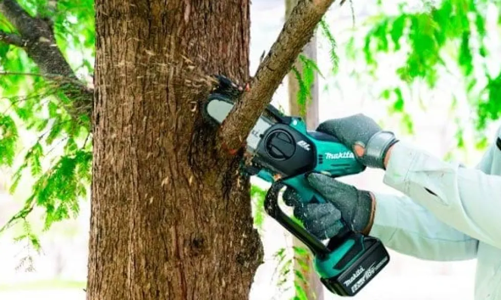 Serra de Poda a Bateria 12V Makita UC100DZ