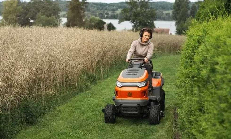 Trator de Jardim C/ Cesta TS 215T Husqvarna 970727701
